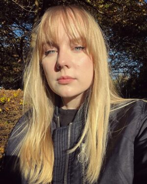 Alexa Davies Instagram - A change is as good as a rest.

alt caption “2023. One year, two fringes”

The only person I trust with my ‘in real life’ hair @alfieoneill_