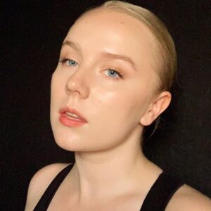 Alexa Davies Instagram - Self taping in this heat has got me feeling three types of ways 🔥