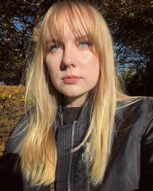 Alexa Davies Instagram - A change is as good as a rest.

alt caption “2023. One year, two fringes”

The only person I trust with my ‘in real life’ hair @alfieoneill_