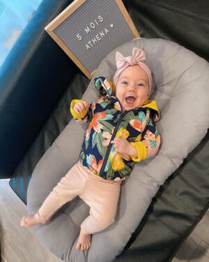 Alexandra Giroux Instagram - 5 mois pour ma petite Athéna 💖 (j’ai bien de la misère à faire des « set-up cute »pour les photos, mais c’est pas grave. L’important c’est qu’on ait un souvenir de tes 5 mois 💕).
 
Ps. C’est la première fois que je publie une photo à la bonne date de l’événement 😂!