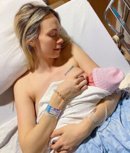 Alexandra Giroux Instagram - La première fois que j’ai pu tenir ma belle Athéna 🥰🥺 Ma deuxième petite merveille est venue au monde cette nuit à 1:47 du matin par césarienne. Elle se présentait par les pieds et cette position rend l’accouchement naturel impossible pour sa santé. Je me dis qu’elle savait ce qu’elle voulait depuis le début. Je n’ai pas pu la prendre directement après l’opération, car elle était en difficulté respiratoire et le moment où il voulait me la montrer j’ai vomi. J’avais peur que cette séparation altère notre lien, mais mon dieu NON la seconde que j’ai pu la prendre je l’ai aimé d’un amour inconditionnel comme pour mon fils et c’est à ce moment que j’ai bien compris que l’amour ne se divise pas, mais se multiplie. Ma belle Athéna tu en as surpris plusieurs, à 29 semaines tu avais la tête en bas et depuis tes 32 semaines tu as décidé que ce que tu préférais c’était les pieds en bas. On m’a dit que si j’avais accouché à 41.2 pour Noah les chances étaient minimes pour que ce soit avant 40-41 semaines et voilà que toi à 38 semaines pile tu étais décidée à venir au monde. Je t’aime. On ne sera pas les meilleurs parents, mais tu vas voir on a du coeur et tout ce qu’on veut c’est ton bien (heureusement pour toi, ton frère nous a bien façonné haha). Hôpital Pierre-Le Gardeur