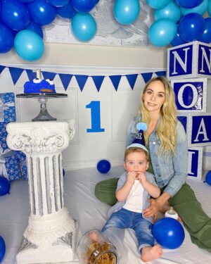 Alexandra Giroux Instagram - Bonne fête mon petit amoureux 😍
1 an déjà c’est fou comme cette dernière année a passée si vite (même si c’était long des petits bouts) ! Tu nous en a fais vivre pas mal since day one, tu pleurais environ 20h sur 24h, tu chignais pas mal et tu es trèèèès intense. MAIS je le jure sur ma tête que si c’était à recommencer je ne changerais rien de toi ❤️ Tu as tellement été formateur. Tu m’as appris à lâcher prise, à cesser de me mettre de la pression sur tout, à donner de ma personne, et SURTOUT à aimer inconditionnellement. J’ai beaucoup changé dans la dernière année et je peux dire que c’est grâce à toi. Dernière petite chose mon cœur: tu as donné un sens à ma vie POUR VRAI! Si tu n’étais pas là je ne sais même pas où j’en serais aujourd’hui j’ai toujours été une âme perdue, mais maintenant avec toi, Patrick et bientôt Athéna je suis plus que comblée et heureuse. 

Le somptueux décor a été fait par mes super beaux-parents @lynelareine & @richardforest3 ! On s’attendait pas à ça du tout, ça plus que surpassé nos attentes ❤️ Merci pour tout.
