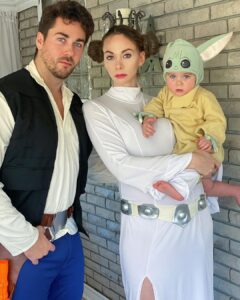 Alexandra Giroux Instagram - Je sais pas trop c’est quoi mon rôle dans StarWars, mais au moins je sais que je suis Princesse Leia! Bon début non? 🎃 C’est le premier Halloween costumé à Noah 🥺😍 #halloween2020 #hansolo #princessleia #thechild Repentigny, Quebec