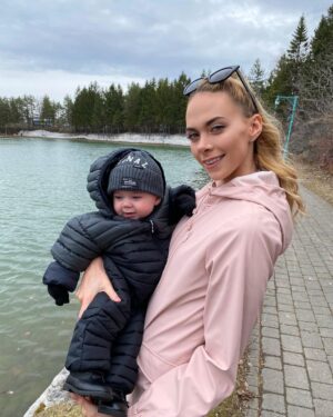Alexandra Giroux Instagram - Family Time 💛
J’ai voulu prendre une photo seule pour faire changement, mais j’étais pas capable de sourire alors on m’a donné mon bébé et j’ai souri 😍
💛
#family #baby #cutie #love #amazingday #amazinglife