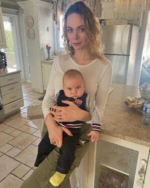 Alexandra Giroux Instagram - Mon petit quaterback qui assure mes arrières ❤️🧸
.
.
.
.
.
.
.
#quaterback #baby #love #family #picoftheday #blondehair #blueeyes #greeneyes