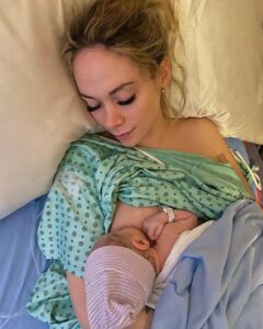 Alexandra Giroux Instagram - Je l’ai enfin eu mon petit Noah de 7.6 livres sans être provoquée 😍 Après 35 heures en « travail » et une poussée de 20 minutes j’ai pu admirer ce que @patforest et moi avons créé! Quelle belle rencontre, je dis rien de plus je retourne passer mon temps auprès de ma petite famille ❤️ Bizou merci à tous de nous avoir suivis dans cette splendide aventure. Ce petit être m’éblouit 👶 🍼 ❤️ #babyisborn #loveyou #loveatfirstsight #baby #family