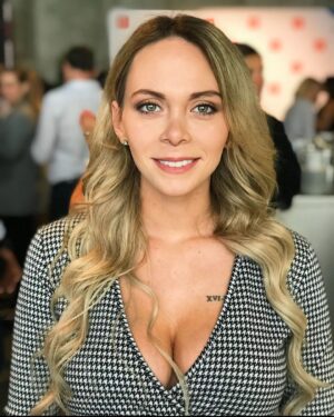 Alexandra Giroux Instagram - Visage incertain d’une fille pas sûre 😅😂 #picoftheday #photooftoday #blondehair #greeneyes #hâtedavoirmonbébé #enceintepourlavie