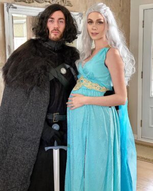 Alexandra Giroux Instagram - Repost de @patforest ! Si jamais vous cherchez des acteurs pour recréer un Game of Thrones québécois on est partant 😏💕 Joyeuse Halloween un peu en retard la gang 🎃👻 #daenerystargaryen #jonsnow #gameofthrones #got #halloween #deguisementhalloween