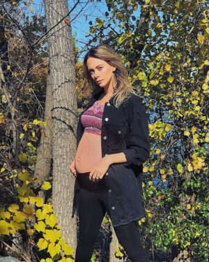 Alexandra Giroux Instagram - 35 semaines de grossesse! On va bientôt voir la « bette » du petit Noah 😍! Je profites de ces derniers petits instants avec mon copain avant d’entrer à fond dans la nouvelle vie de parent. 👶 👩 👨 
#35weekspregnant #love #picoftheday #nature #yummymummies