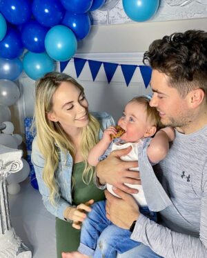 Alexandra Giroux Instagram - Bonne fête mon petit amoureux 😍
1 an déjà c’est fou comme cette dernière année a passée si vite (même si c’était long des petits bouts) ! Tu nous en a fais vivre pas mal since day one, tu pleurais environ 20h sur 24h, tu chignais pas mal et tu es trèèèès intense. MAIS je le jure sur ma tête que si c’était à recommencer je ne changerais rien de toi ❤️ Tu as tellement été formateur. Tu m’as appris à lâcher prise, à cesser de me mettre de la pression sur tout, à donner de ma personne, et SURTOUT à aimer inconditionnellement. J’ai beaucoup changé dans la dernière année et je peux dire que c’est grâce à toi. Dernière petite chose mon cœur: tu as donné un sens à ma vie POUR VRAI! Si tu n’étais pas là je ne sais même pas où j’en serais aujourd’hui j’ai toujours été une âme perdue, mais maintenant avec toi, Patrick et bientôt Athéna je suis plus que comblée et heureuse. 

Le somptueux décor a été fait par mes super beaux-parents @lynelareine & @richardforest3 ! On s’attendait pas à ça du tout, ça plus que surpassé nos attentes ❤️ Merci pour tout.