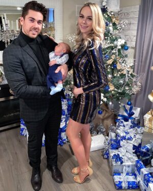 Alexandra Giroux Instagram - Joyeux Noël à tous! 🎄J’ai mis ma petite famille « en swipe » pour pas trop vous écœurer, mais mon dieu que je les aime mes deux petites bestioles ❤️ .
#christmastree #christmastime #love #picoftheday #family #merrychristmas #happy