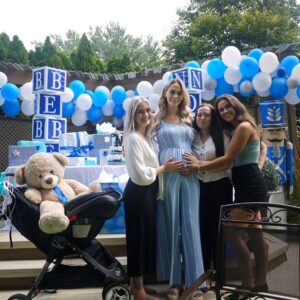 Alexandra Giroux Instagram - 1 semaine plus tard je partage enfin quelques photos du Shower pour Noah! 
C’était vraiment une journée magique! Le clou du spectacle est quand j’ai vu ma mère et Papa Pierre arrivés alors qu’ils n’étaient pas censés venir! 
Je tiens à remercier @cynthiaducharme, @valeriemaltais97 et Ma belle-mère Lyne Bergeron (qui n’a pas Instagram) pour l’organisation de mon shower et d’avoir rendu cette journée mémorable ❤️ Ps. Je me trouve superbe sur mes photos de shower haha #girlempowerment