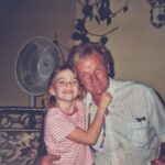 Alexandra Giroux Instagram - On parle des phases du deuil, mais pas du fait que ces phases ne sont pas linéaires, que plusieurs de ces « phases » s’enchevêtrent. Cahoter dans une même journée entre la tristesse, le vide intérieur, la colère et le déni. Retour à la vie « normale »… je ris, je danse, je chante et ensuite je culpabilise. Culpabiliser de vivre des moments heureux alors que mon pilier est décédé. Culpabiliser à l’idée que les autres pourraient penser que je l’ai oublié si rapidement…Culpabiliser d’essayer de voir le positif dans tout ça (1-que j’aie pu être avec lui jusqu’à la fin, 2- que j’ai enfin réalisé son souhait : m’entendre chanter en français 3- que son décès m’a donné le courage et la force de stand for myself et de m’accomplir car je voudrais qu’il soit fier de moi). Et une fois le soir venu, quand les enfants dorment… être à nouveau submergée par la tristesse mais pas aussi intense que les premiers jours parce que ma tête valse entre le déni et la peine comme mécanisme de défense. Certaines nuits, je vois les heures s’écouler sans parvenir à trouver le sommeil… mais je ne ressens pas la fatigue… mon corps est sous adrénaline. Papi, je t’aime❤️ Lévis, Quebec