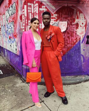 Alexandra Turshen Instagram - Hello from Mom and Dad 💖🧡 

#fireislandpremiere was too much fun. Go see this hilarious and heart-felt film by @ihatejoelkim💥

💯 #sustainablefashion moment brought to you by
.
.
.
Pink suit: @anothertomorrow (thank you, Keke!) 
Vintage accessories: @iconstylenyc (thank you, Lara!)