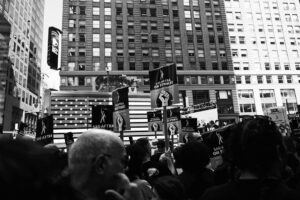 Alexandra Turshen Instagram - We’re here for the fight. #sagaftra #sagaftrastrong #union #unionstrong #timessquare