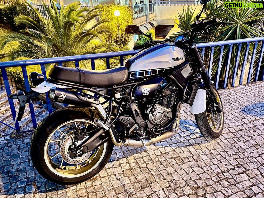 Alexandre da Silva Instagram - Califórnia style #xsr700legacy #revitriders Lisbon, Portugal