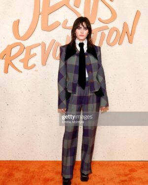 Alexia Ioannides Instagram - Jesus revolution premiere🌈

Styling: @aabbygordon 
Makeup: @sarajoy_hindman 
♥︎♥︎