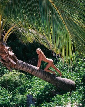 Alexis Ren Instagram - I love you earth. Thank you for letting us be here x