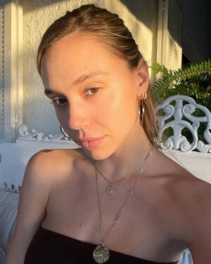 Alexis Ren Instagram - 🏝☀️✨👼🏼🕊