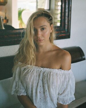 Alexis Ren Instagram - Heading to my favorite island with my favorite people and to say I’m excited is an understatement