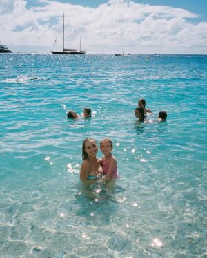 Alexis Ren Instagram - Heading to my favorite island with my favorite people and to say I’m excited is an understatement