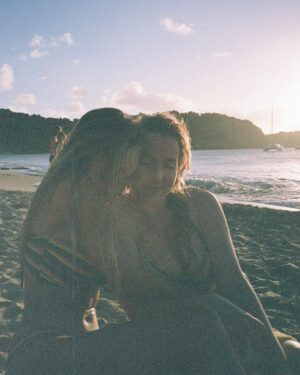 Alexis Ren Instagram - Heading to my favorite island with my favorite people and to say I’m excited is an understatement