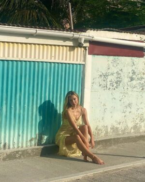Alexis Ren Instagram - whole lotta different parts