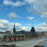 Ali Barkın Instagram - Ekip Aarhus’da… 🇩🇰 @ezgiesmakurklu @alisahinsinema #hakikatfilmi Aarhus, Denmark