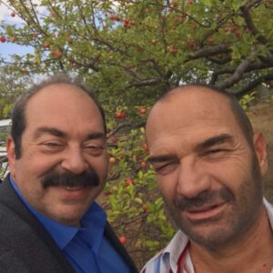 Ali Düşenkalkar Instagram - Hatırat günü.  Elma bahçesi. @erdalcindoruk ‘la.  Yani Muammerle Hüseyin.