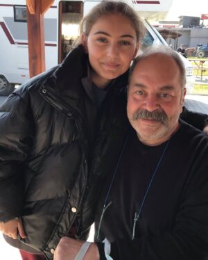 Ali Düşenkalkar Instagram - Atom Film “Ceylin”  Adana serüvenim.  @saricamehmet  @nurcihantemur  @tufansimsekcan  @ozansihay  @denizavsin.byk (Ceylin)  Ve bahçede çalışan dostlar.  @atom.film