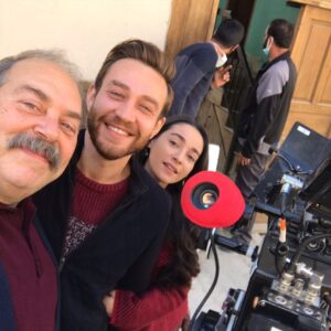 Ali Düşenkalkar Instagram - Muammer ev önü çalışıyoruz. Akşama hazırlanıyor muyuz. @trt1  de saat 20.00 de. İyi seyirler. @gonuldagitrt @koprufilm