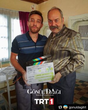 Ali Düşenkalkar Instagram - #Repost @gonuldagitrt with @make_repost
・・・E başladık. Hayırlısı. @koprufilm  @gonuldagitrt  @semiherturk 
Muammer ve Veysel’den sizlere selam getirdik! 🖐🏻
#GönülDağı yeni sezonuyla çok yakında…
@trt1