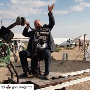 Ali Düşenkalkar Instagram - Hoş fotoğraflar ne denli zaman zaman sıkılıp ne üretken davranışlar içine girdiğimizi hoş anlatıyor. Sevgiler. @gonuldagitrt  @koprufilm @erdalcindoruk  @gulhantekin  @nazlipinarkaya  @semiherturk @ecemozkaya