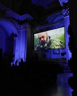 Ali Düşenkalkar Instagram - İtalya’da SediciCorto Film Festivalinde “AV” (the hunt short film) kısa filmimiz Seyirci ödülü kazandı. Filmin festival yolculuğu devam ediyor. Emeği geçenlere çok teşekkür ediyorum. @thehuntshortfilm senarist ve yönetmenlerimiz @sholehzahraei  ve #kamilsaldun 💙👏🏼🎥📽👏🏼🙏🎩
