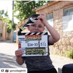 Ali Düşenkalkar Instagram - Hoş fotoğraflar ne denli zaman zaman sıkılıp ne üretken davranışlar içine girdiğimizi hoş anlatıyor. Sevgiler. @gonuldagitrt  @koprufilm @erdalcindoruk  @gulhantekin  @nazlipinarkaya  @semiherturk @ecemozkaya