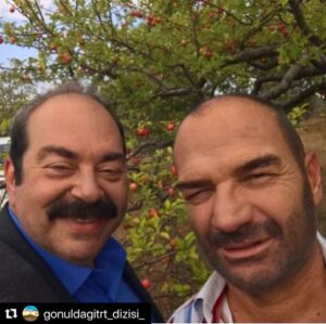 Ali Düşenkalkar Instagram - #Repost @gonuldagitrt_dizisi_ with @make_repost
@erdalcindoruk @gonuldagitrt ・・・. 
Yıllar yıllar önce...
Muammer ve Hüseyin kardeşler 😊
Elma bahçesi'nde 🍎

#gonuldagi