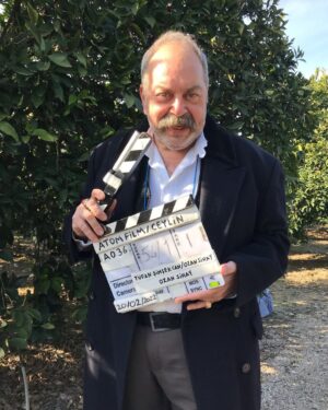 Ali Düşenkalkar Instagram - Atom Film “Ceylin”  Adana serüvenim.  @saricamehmet  @nurcihantemur  @tufansimsekcan  @ozansihay  @denizavsin.byk (Ceylin)  Ve bahçede çalışan dostlar.  @atom.film