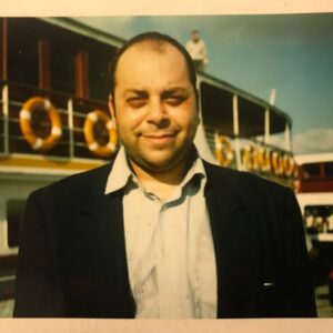 Ali Düşenkalkar Instagram - Hatırat.  1998 “Kaç Para Kaç “  filminden.  Veznedar rolü.  Kabataş iskelesi arkadaki vapurda filmde  o ünlü kavalamaca sahnesinin çekildiği Vapur.  Yön: @rehaerdemofficial  Yapım : @atlantikfilmm  Yapımcı :  #ömeratay