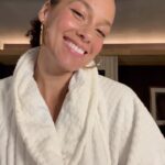 Alicia Keys Instagram - Get ready with SOUL💜💜💜 This year is all about showing up for YOU! I’ve been thinking about the words “I Am Deserving” We are deserving of time! Good energy! Our dreams!! You name it, we deserve it!! @Keyssoulcare created the Soulcare calculator so u can discover where to give yourself more time! Pretty fresh!! Visit the link in my bio to discover the Soulcare Calculator🔥🔥‼️‼️ ANDDD learn personalized ways to nourish your mind, body, and spirit babyyyyyyyy #GRWSoul ✨✨✨✨