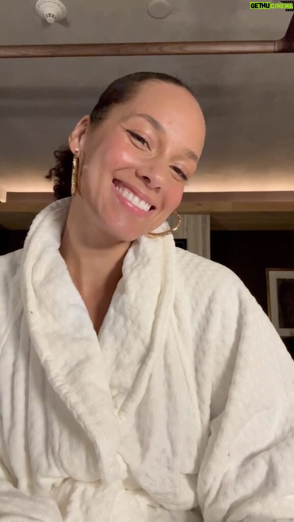 Alicia Keys Instagram - Get ready with SOUL💜💜💜 This year is all about showing up for YOU! I’ve been thinking about the words “I Am Deserving” We are deserving of time! Good energy! Our dreams!! You name it, we deserve it!! @Keyssoulcare created the Soulcare calculator so u can discover where to give yourself more time! Pretty fresh!! Visit the link in my bio to discover the Soulcare Calculator🔥🔥‼️‼️ ANDDD learn personalized ways to nourish your mind, body, and spirit babyyyyyyyy #GRWSoul ✨✨✨✨