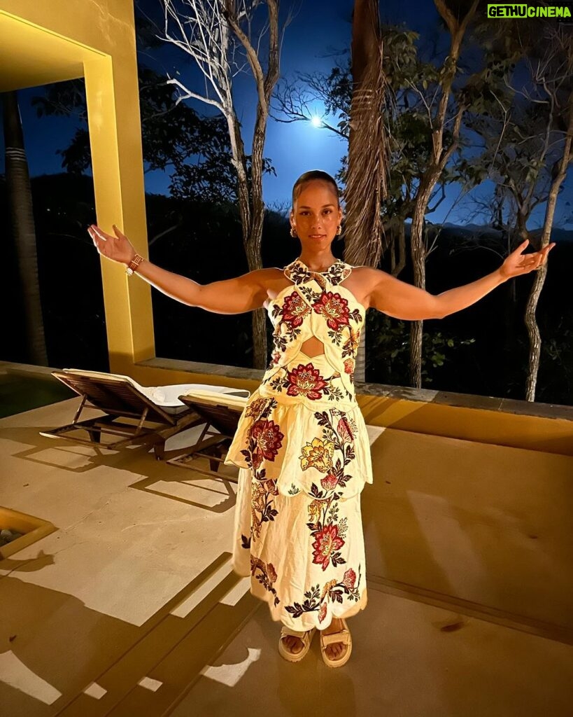 Alicia Keys Instagram - Dear sun, dear moon, dear love of my life and everyone who sent beautiful prayers and wishes my way… I’m full of love; grateful beyond words🙏🏾🙏🏾