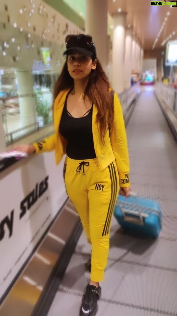 Alika Nair Instagram - Melody of life 🥰❤️ Traveling #life #stayhealthy #staystrong #staypositive #staymotivated #stayfit #stayfocused @instagram @agnivayu2021 @agnivayu_fanpage @sufiyana_pyaar_mera @mitegilakshmanrekha__vishan @smok.actress @alika_nair_official @harasindoor_vani_alika_fanpage @parshuram_mandodari_alika_fan @harshakhparullubaithahai @colorstv @atrangiitvandapp @kaisa_hai_ye_rishta_anjana @dangal_tv_channel