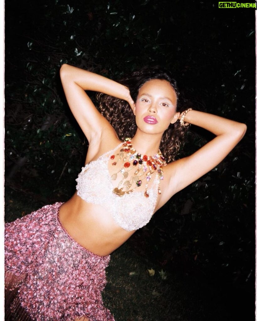 Alisha Boe Instagram - On film by @jonnybgreat Makeup: @ysabellesar Stylist: @alyssaon_ ❤️❤️