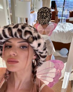 Alissa Violet Instagram - never forget that everyone is a princess👸💖 eeeiiee 🐬✨