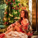 Alisshaa Ohri Instagram - Merry moments and bright smile on this Christmas Day! 🎄 #AlisshaaOhri #Actor #Bollywood #Christmas #merrychristmas #festivevibes #december