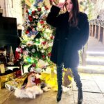 Alisshaa Ohri Instagram - Cherishing the magic of Christmas surrounded by the warmth of my family. 🌟❤️⁣ ⁣ ⁣ ⁣ ⁣ ⁣ ⁣ ⁣ ⁣ ⁣ ⁣ #AlisshaaOhri #Actor #Bollywood #FamilyTimes #Memories #Christmas