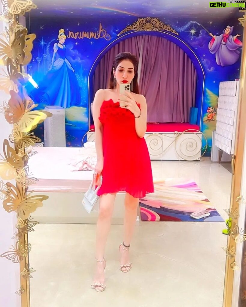 Alisshaa Ohri Instagram - Scarlet dreams.⁣ ⁣ ⁣ ⁣ ⁣ ⁣ ⁣ ⁣ ⁣ ⁣ ⁣ ⁣ ⁣ ⁣ ⁣ ⁣ #AlisshaaOhri #Actor #RedDress #Glamour #StunningInRed #FashionGoals #DressedUp #BoldAndBeautiful #RavishingInRed #PicOfTheDay #InstaMood #Explore #FashionDiaries #FashionAddict