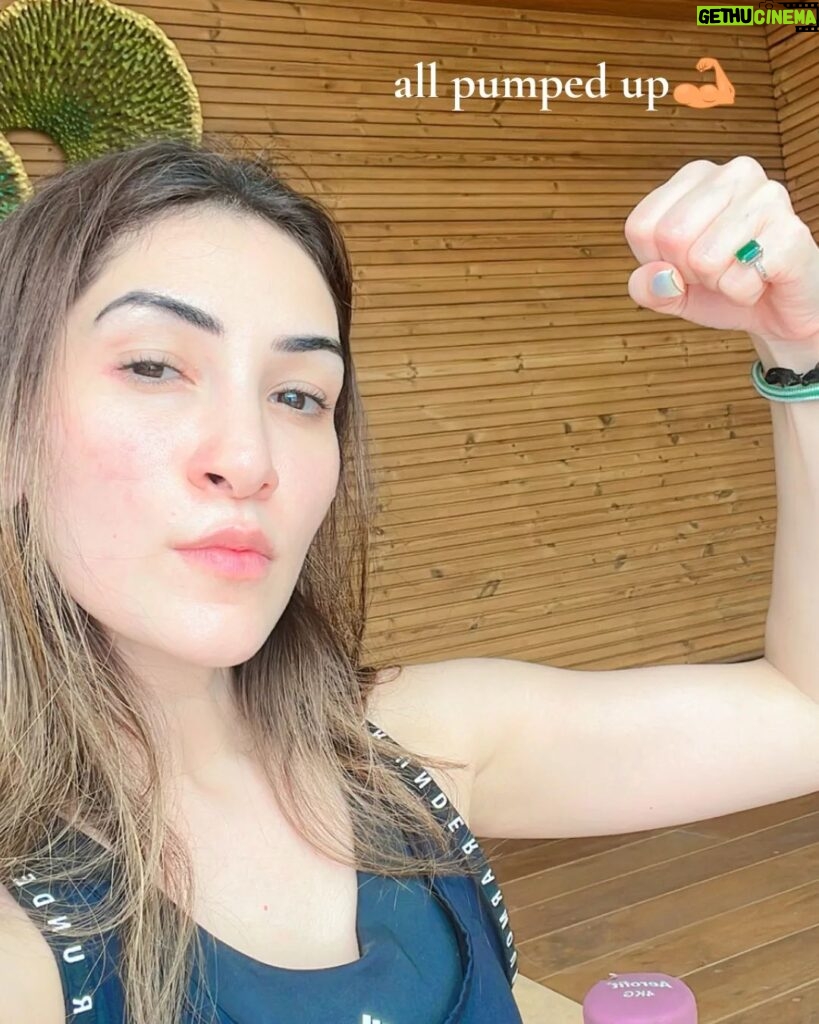 Alisshaa Ohri Instagram - Phases of my gym routine! 💪🏻⁣ ⁣ ⁣ ⁣ ⁣ ⁣ ⁣ ⁣ ⁣ ⁣ ⁣ #AlisshaaOhri #Actor #GymRoutine #FitnessJourney #WorkoutPhases #StrengthTraining #CardioFitness #HealthyLifestyle #ExerciseProgress #FitnessGoals #SweatItOut #GymLife #BodyTransformation #FitnessMilestone
