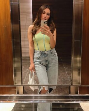 Alisshaa Ohri Instagram - Nothing, just a brown girl obsessing over mirror selfies! 💫⁣
⁣
⁣
⁣
⁣
⁣
⁣
⁣
⁣
⁣
⁣
⁣
⁣
⁣
⁣
#AlisshaaOhri #Actor #MirrorSelfie #BrownGirlMagic #SelfieObsession #MirrorMirrorOnTheWall #BrownBeauty #MirrorPic #SelfieLove #ConfidenceIsKey #ReflectingOnLife#MirrorMoments #SelfieAddict #BrownIsBeautiful