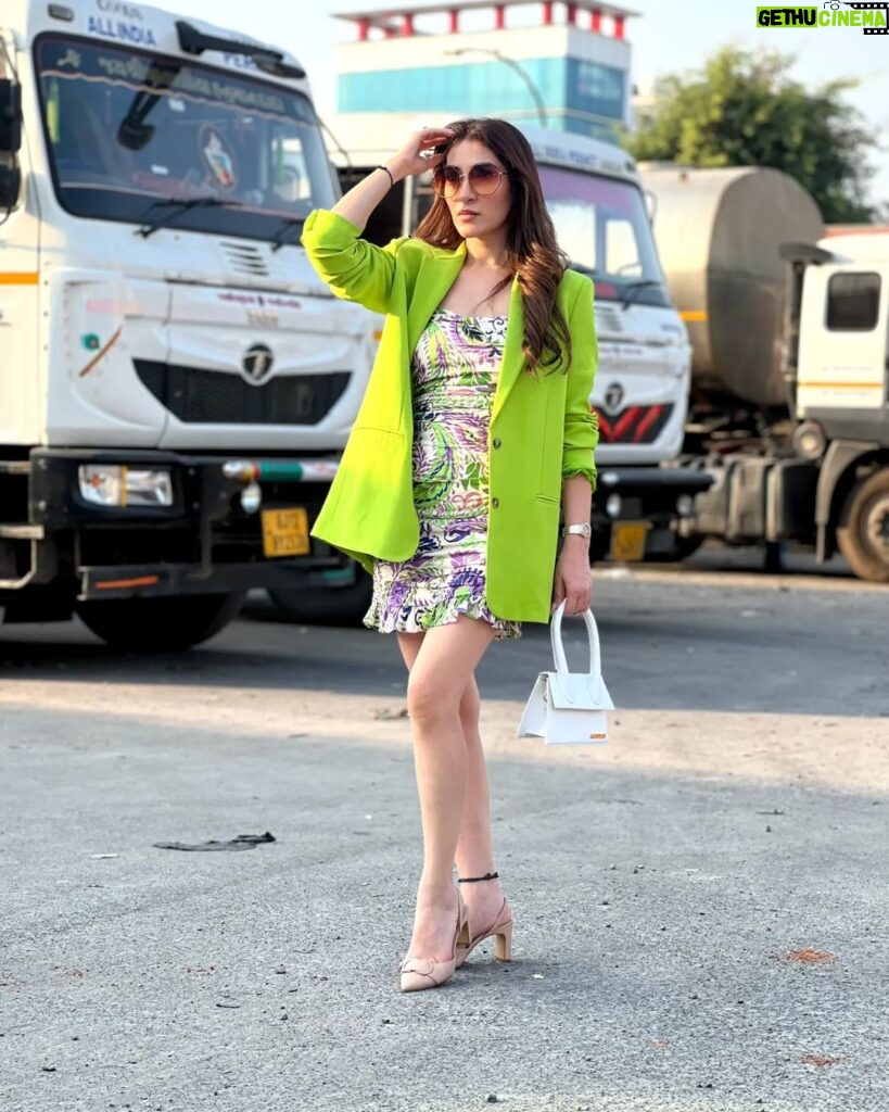 Alisshaa Ohri Instagram - Bold hues, brighter views 💚⁣ ⁣ ⁣ ⁣ ⁣ ⁣ ⁣ ⁣ ⁣ ⁣ ⁣ ⁣ ⁣ #AlisshaaOhri #Actor #BollywoodActress #Trending #Viral #Neon #Aesthetics #Model #InstaFashion